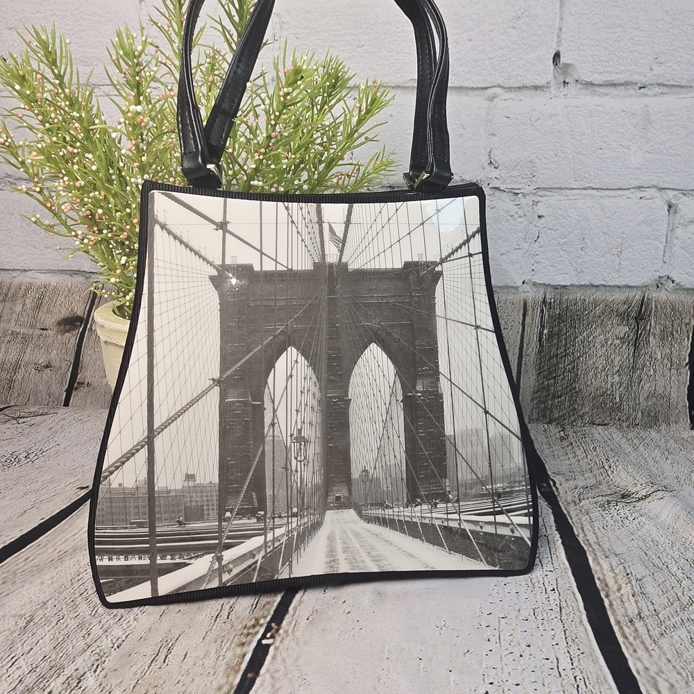 BROOKLYN BRIDGE PRINT HANDBAG BLACK AND WHITE CLASSY NYC HARDSIDED EUC